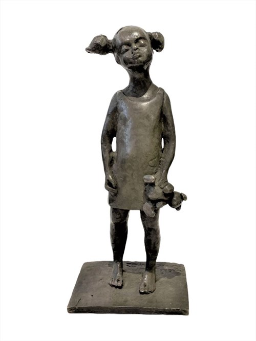 Rzeźba do salonu artysty Magdalena Karłowicz pod tytułem Dziewczynka z misiem