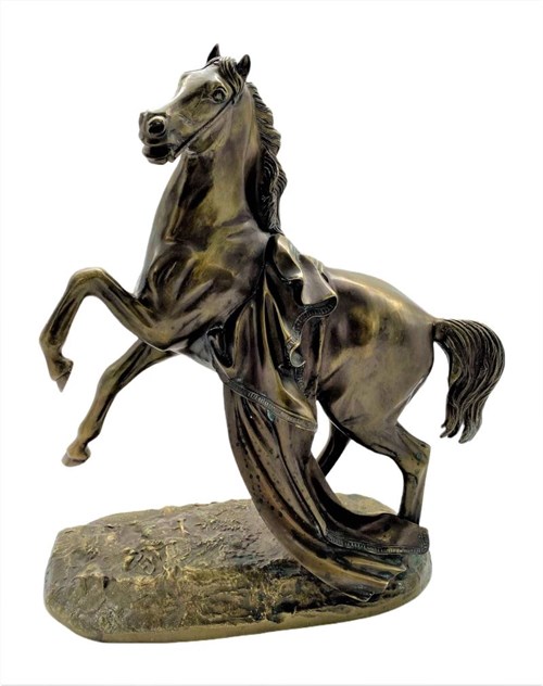 Rzeźba do salonu artysty Artysta Nierozpoznany pod tytułem Koń
