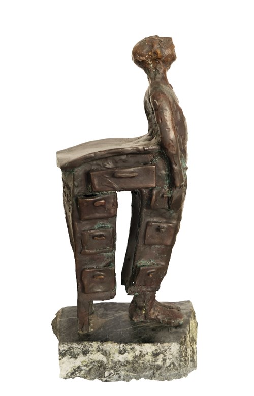 Rzeźba do salonu artysty Grzegorz Szkopowicz pod tytułem Zaszufladkowany