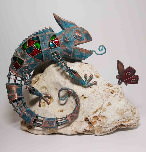 Rzeźba do salonu artysty Mihran Hakobyan pod tytułem Kameleon i motyl