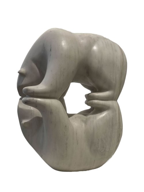 Rzeźba do salonu artysty Krzysztof Pawłowski pod tytułem Na lodzie
