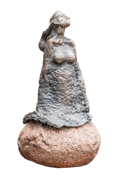 Rzeźba do salonu artysty Dariusz Kowalski pod tytułem Kobieta na skale