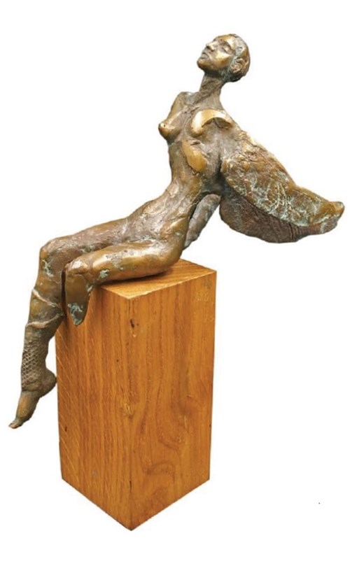 Rzeźba do salonu artysty Anna Sołtysik pod tytułem Kobieta - ważka