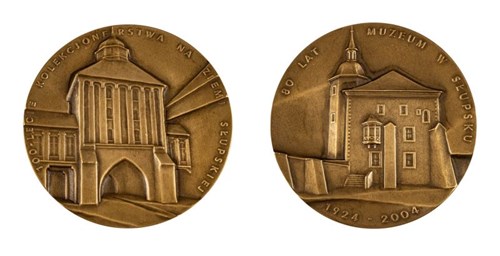 Rzeźba do salonu artysty Ewa Olszewska-Borys pod tytułem Medal z okazji 80 Lat Muzeum w Słupsku (tombak)