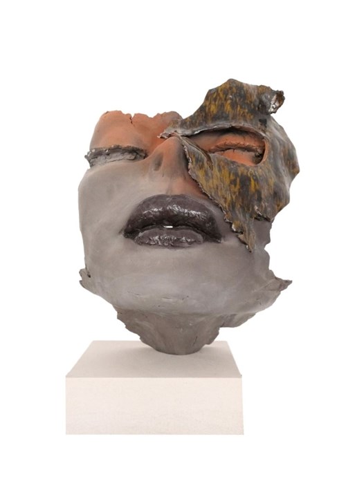 Rzeźba do salonu artysty Jacek Opała pod tytułem W masce