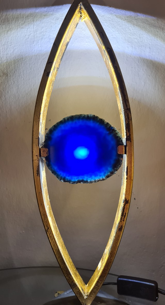 Rzeźba do salonu artysty Dorota Banasik pod tytułem agatowe światło
