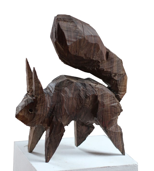 Rzeźba do salonu artysty Zbigniew Bury pod tytułem Wiewiórka czarna