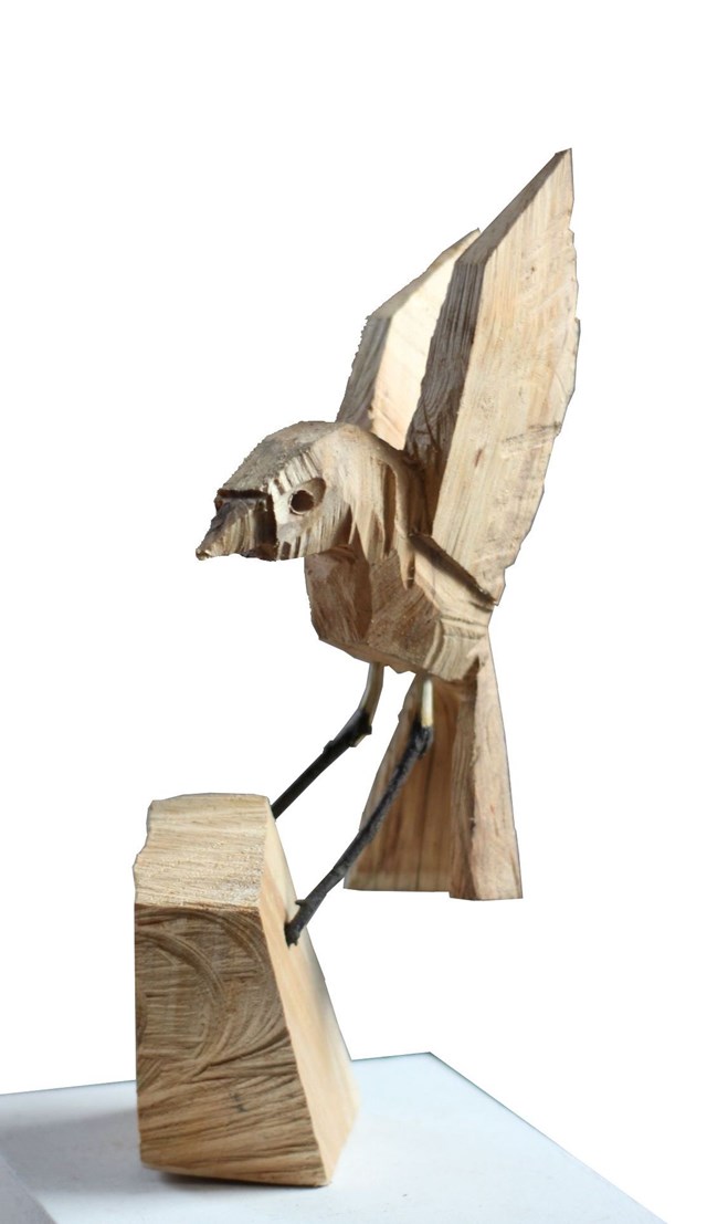 Rzeźba do salonu artysty Zbigniew Bury pod tytułem Z cyklu: Ptaszki beskidzkie: Lądowanie