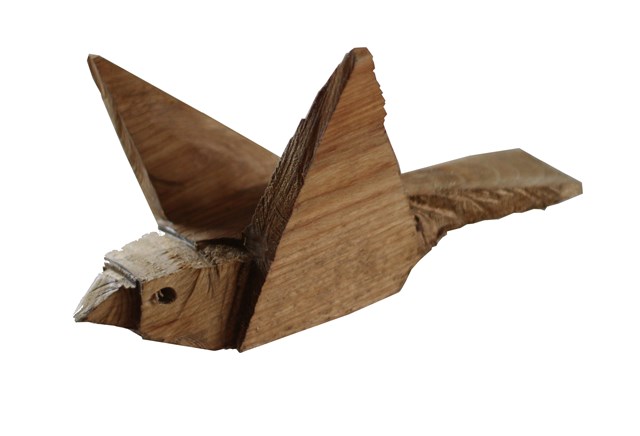 Rzeźba do salonu artysty Zbigniew Bury pod tytułem Z cyklu Ptaszki beskidzkie: Ptaszek wiszący