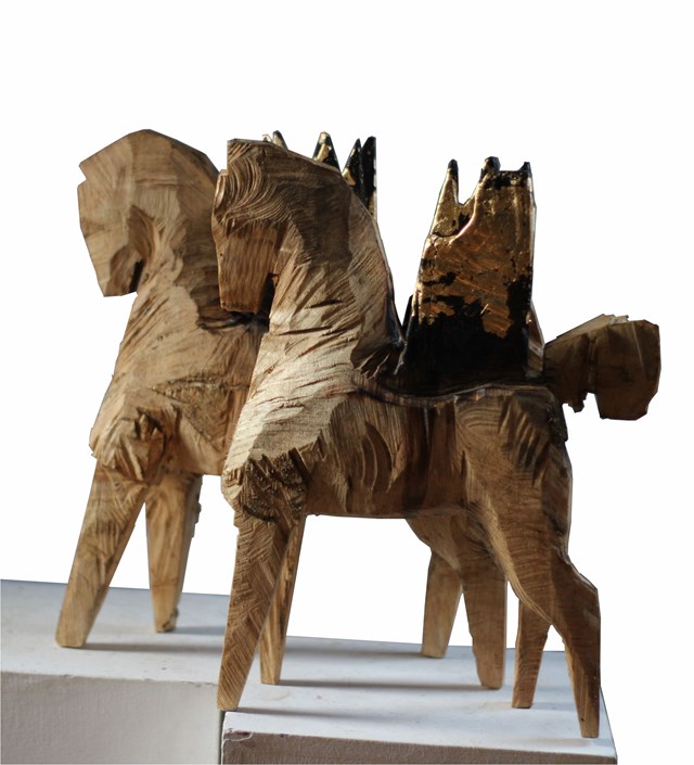 Rzeźba do salonu artysty Zbigniew Bury pod tytułem Z CYKLU KONIKI BESKIDZKIE BUREGO: Wierzbowa para