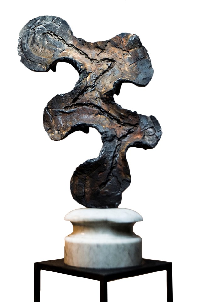 Rzeźba do salonu artysty Jan Musiałowski pod tytułem Energia wędrująca po formie, pochwycona jej istnieniem.