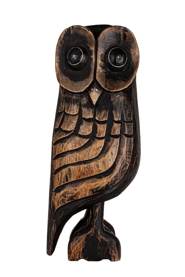 Living room sculpture by Artysta Nierozpoznany titled Owl
