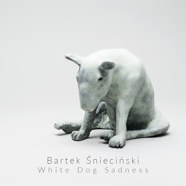Rzeźba do salonu artysty Bartłomiej Śnieciński pod tytułem Smutek białego psa