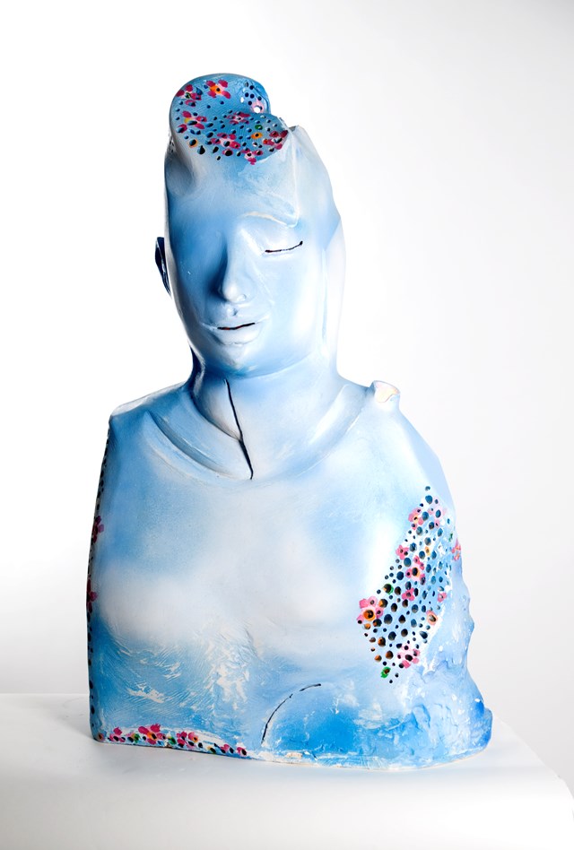 Rzeźba do salonu artysty Miłosz Płonka pod tytułem Człowiek Niebieski