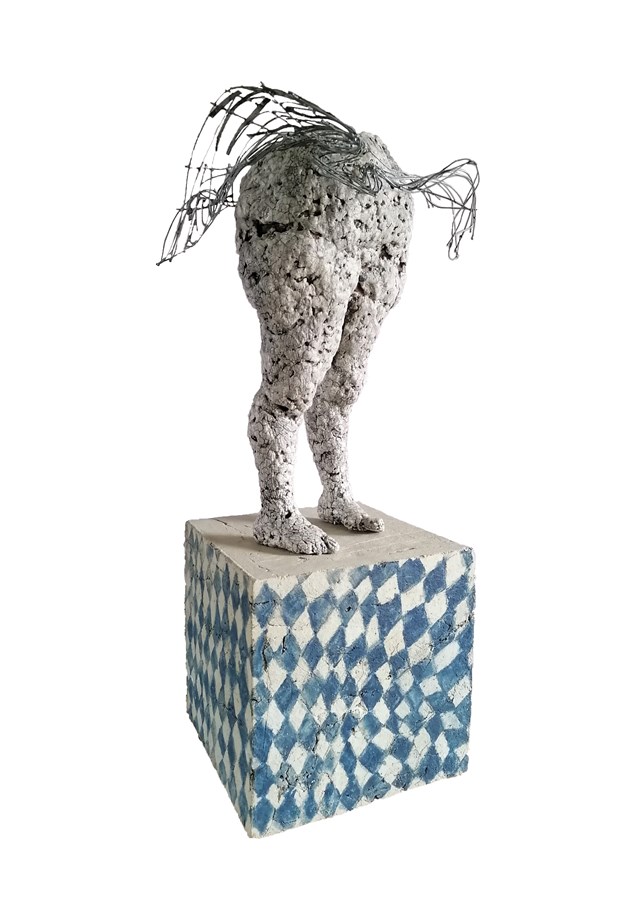 Rzeźba do salonu artysty Patrycja Mazurczak pod tytułem Stojąca