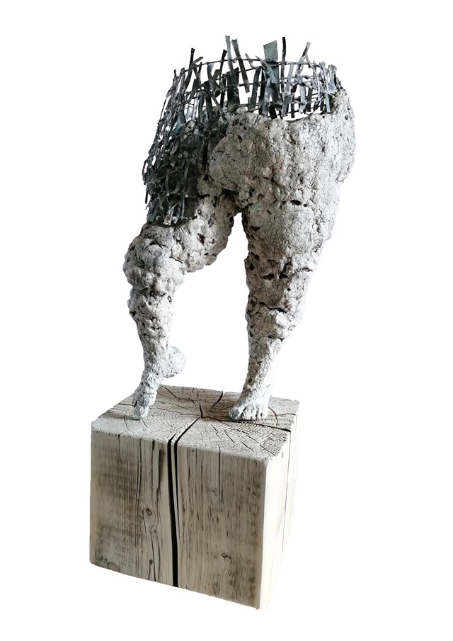 Rzeźba do salonu artysty Patrycja Mazurczak pod tytułem Stojąca cierniowa.