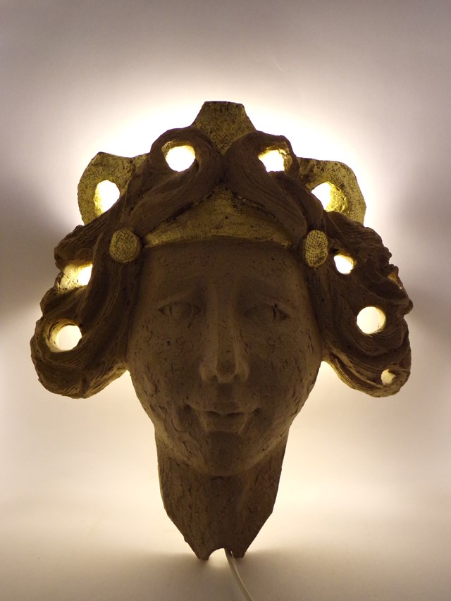Rzeźba do salonu artysty Anna Hałat pod tytułem ,,Arkadia" lampa kinkiet