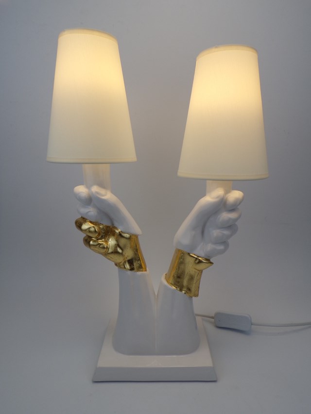 Rzeźba do salonu artysty Anna Hałat pod tytułem Rzeźba ,,Gest 01 "  lampa