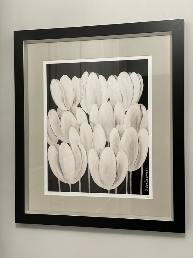 Grafika do salonu artysty IWONA SZELĄGOWSKA pod tytułem Białe tulipany
