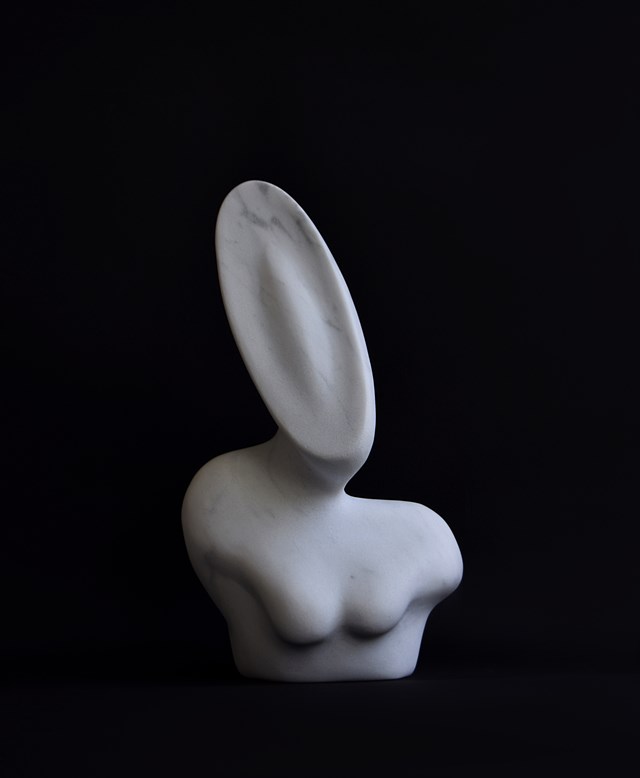 Rzeźba do salonu artysty Julia Stachowska pod tytułem Lwica salonowa