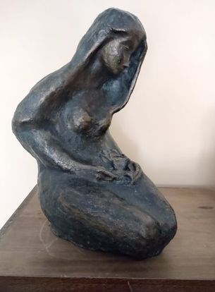 Rzeźba do salonu artysty Jadwiga Bardyszewska pod tytułem Madonna zadumana