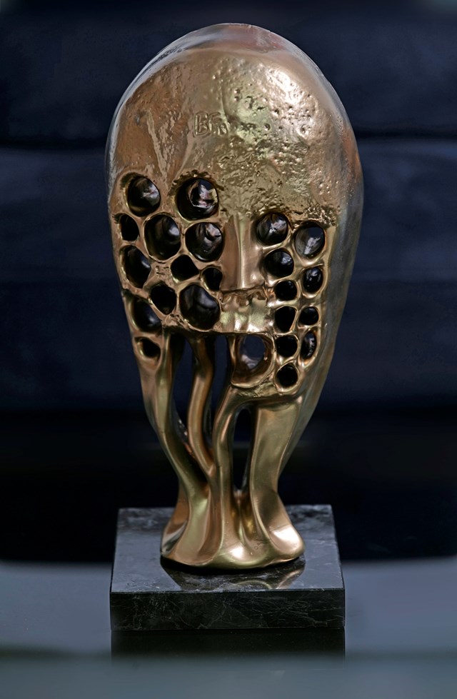 Living room sculpture by Krzysztof Płonka titled Umbrae Vorax