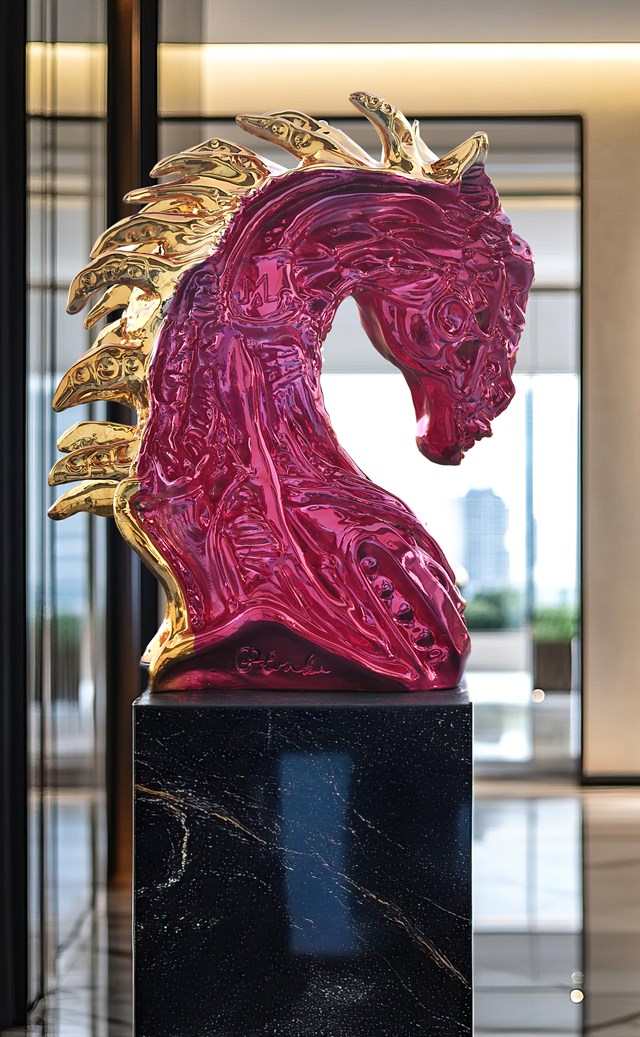 Rzeźba do salonu artysty Krzysztof Płonka pod tytułem Equus Red GOLD
