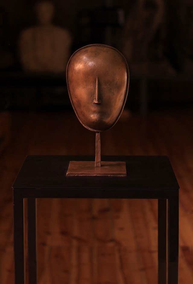 Rzeźba do salonu artysty Aliaksandr Sakalou pod tytułem Maska