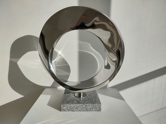 Living room sculpture by Waldemar Bartosiewicz titled Mobius Strip