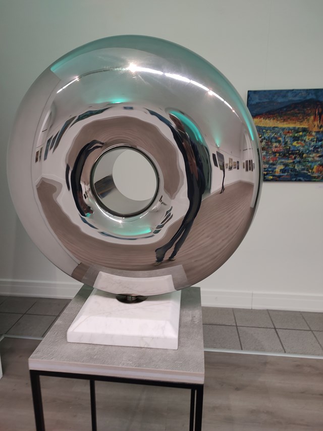Rzeźba do salonu artysty Waldemar Bartosiewicz pod tytułem Torus