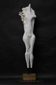 Rzeźba do salonu artysty Zbigniew Szczepańczyk pod tytułem Zakochana