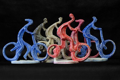 Rzeźba do salonu artysty Zbigniew Szczepańczyk pod tytułem Peleton