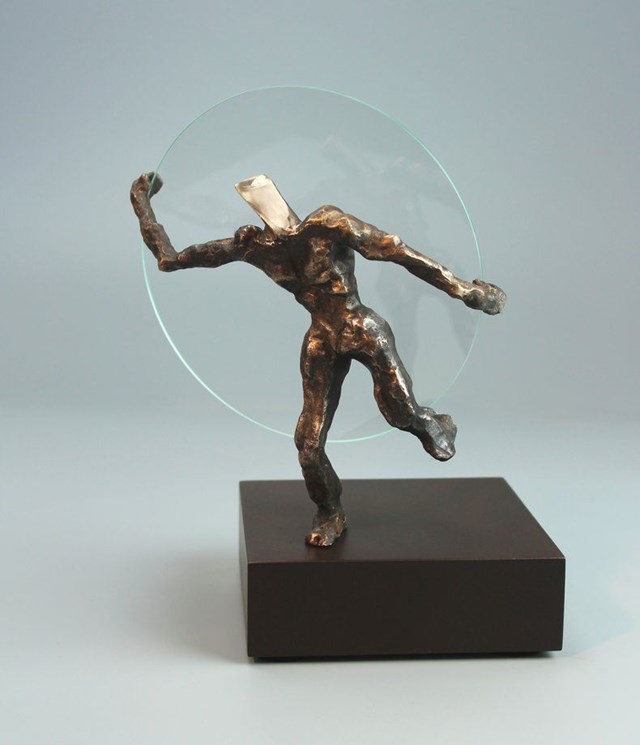 Rzeźba do salonu artysty Tomasz Koclęga pod tytułem Habentem Perfectum