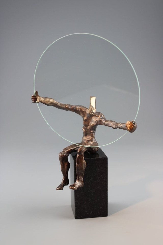 Rzeźba do salonu artysty Tomasz Koclęga pod tytułem Tenens Magnus Perfectum