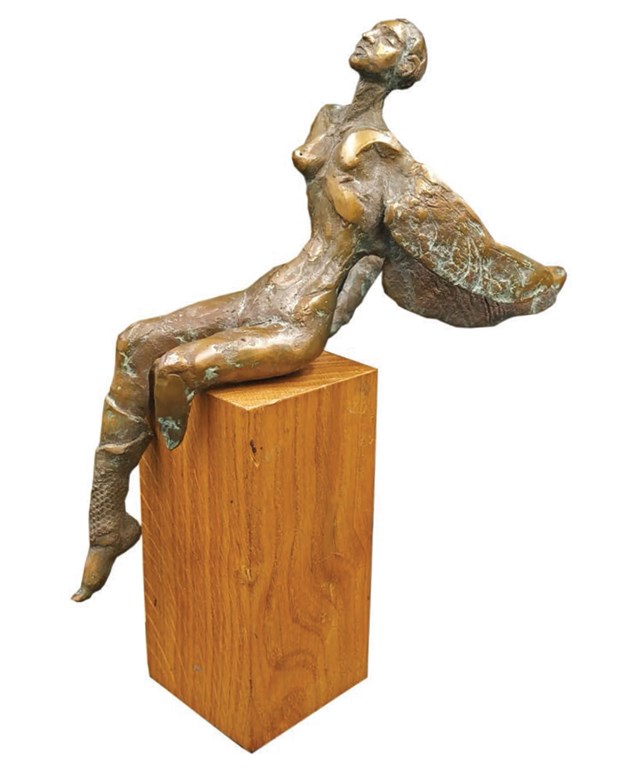 Rzeźba do salonu artysty Anna Sołtysik pod tytułem Kobieta - ważka