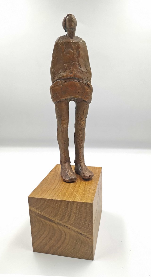 Rzeźba do salonu artysty Anna Sołtysik pod tytułem Kobieta w mini