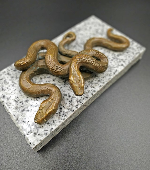 Rzeźba do salonu artysty Anna Sołtysik pod tytułem Węże jasne