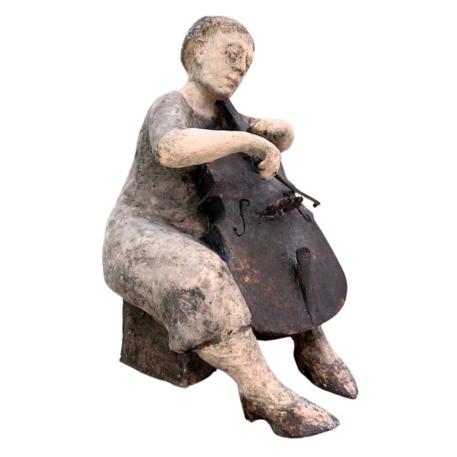 Rzeźba do salonu artysty Jurata Marszałek pod tytułem Kobieta z wiolonczelą