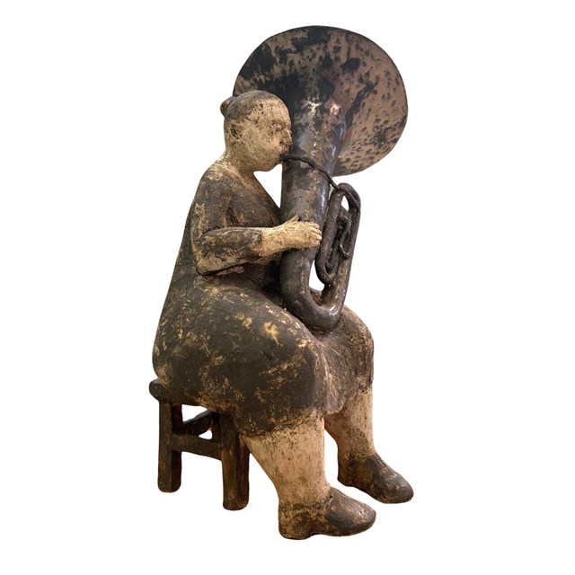 Rzeźba do salonu artysty Jurata Marszałek pod tytułem Kobieta z tubą
