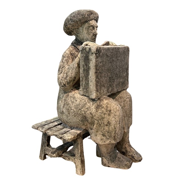 Rzeźba do salonu artysty Jurata Marszałek pod tytułem Stara z walizką