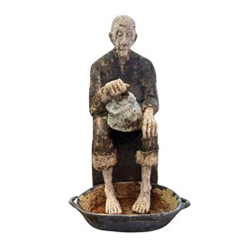 Rzeźba do salonu artysty Jurata Marszałek pod tytułem Stary z czajniczkiem i balią