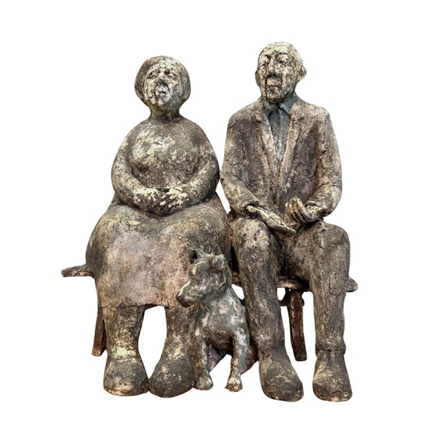 Rzeźba do salonu artysty Jurata Marszałek pod tytułem Baba z dziadem i pies