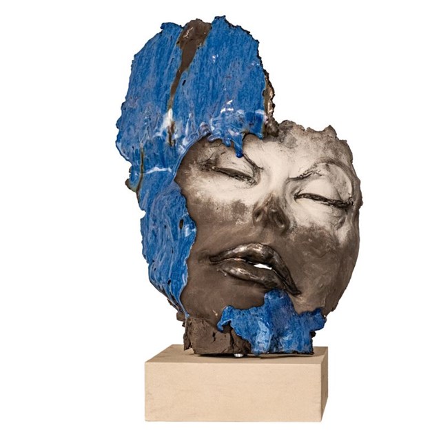 Rzeźba do salonu artysty Jacek Opała pod tytułem Zanurzona w indygo